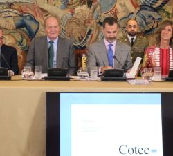 Sus Majestades los Reyes Don Felipe y Don Juan Carlos en la reunión del Patronato de Cotec